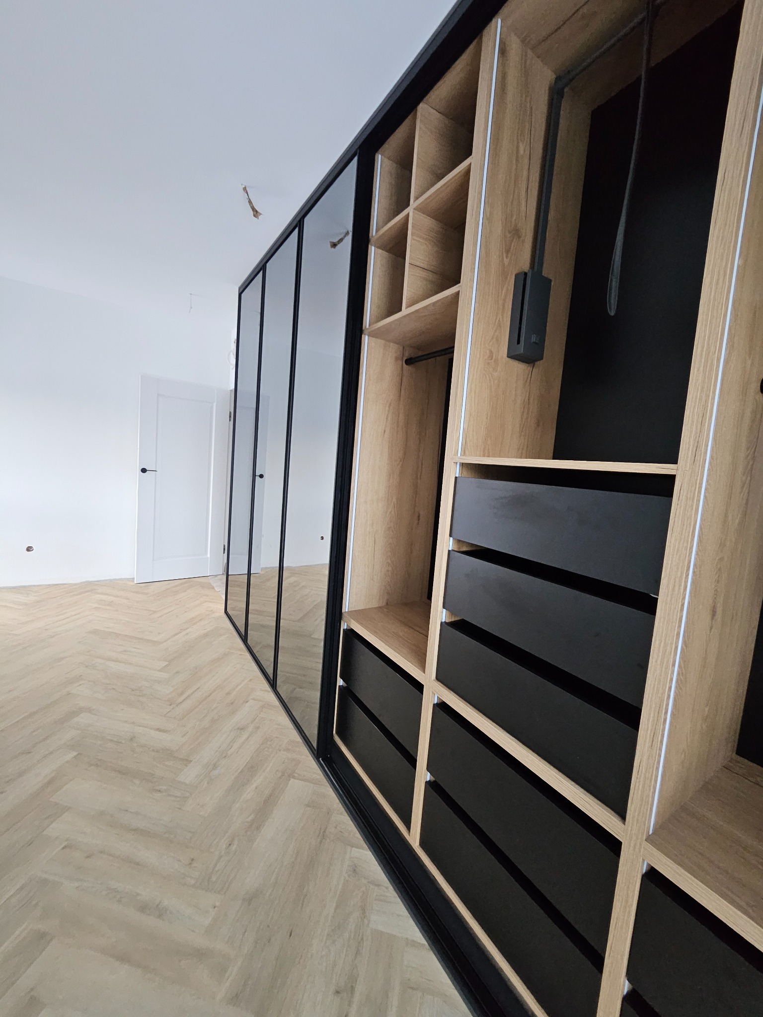 Minimalistyczne meble i zabudowa wnętrza